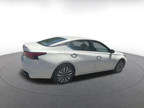 Used 2025 Nissan Altima 2.5 SV FWD image 14