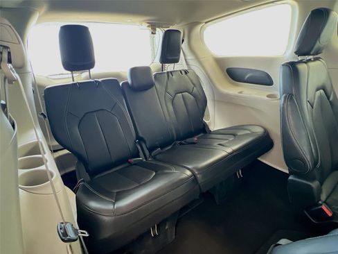 Used 2024 Chrysler Pacifica Touring-L image 25