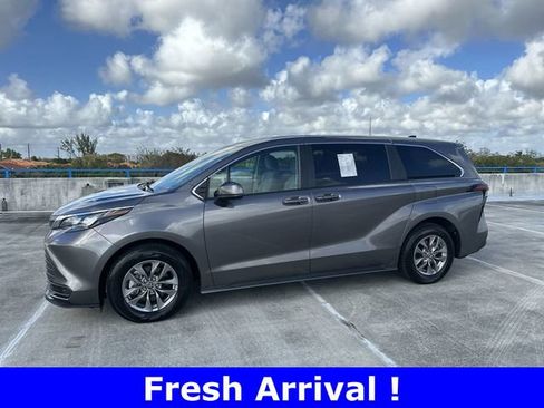 Used 2024 Toyota Sienna LE image 15