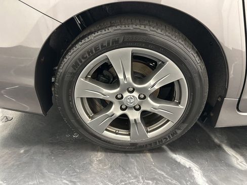 Used 2017 Toyota Sienna SE Premium image 35