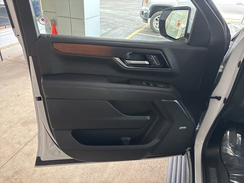 Used 2025 GMC Yukon Denali w/ Sun & Power Step Package image 6