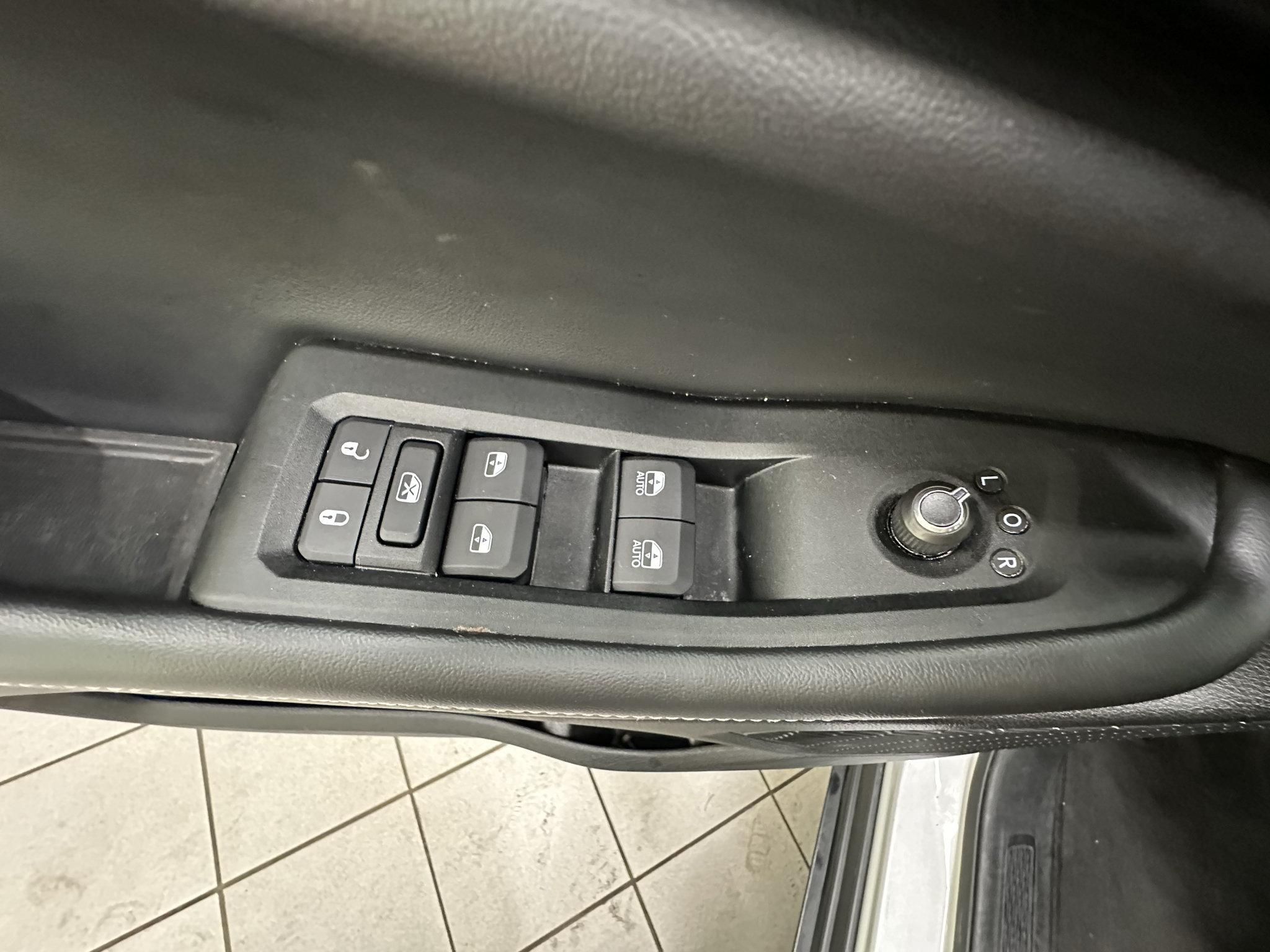 Used 2025 Jeep Grand Cherokee Altitude AWD/4WD image 23
