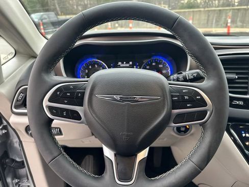 Used 2024 Chrysler Voyager LX image 27