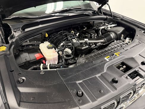 Used 2023 Jeep Grand Cherokee Laredo image 32