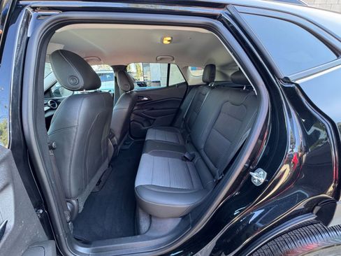 Used 2025 Chevrolet Trax LT FWD image 25