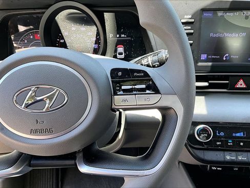 Used 2022 Hyundai Elantra SEL FWD image 11