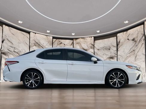 Used 2019 Toyota Camry SE w/ Convenience Package image 5