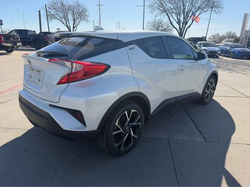 Used 2021 Toyota C-HR XLE image 3