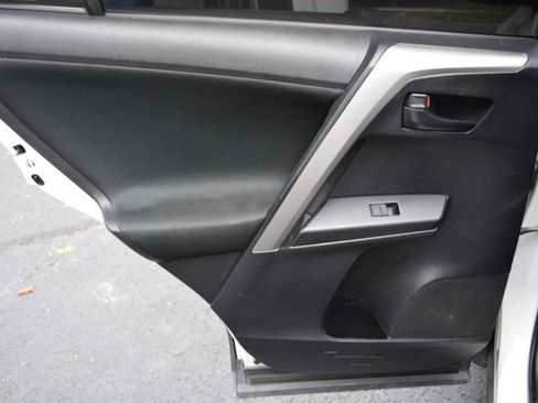 Used 2016 Toyota RAV4 LE FWD image 11