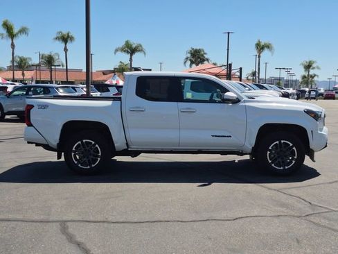 Used 2024 Toyota Tacoma TRD Sport w/ TRD Sport Upgrade Package AWD/4WD image 4
