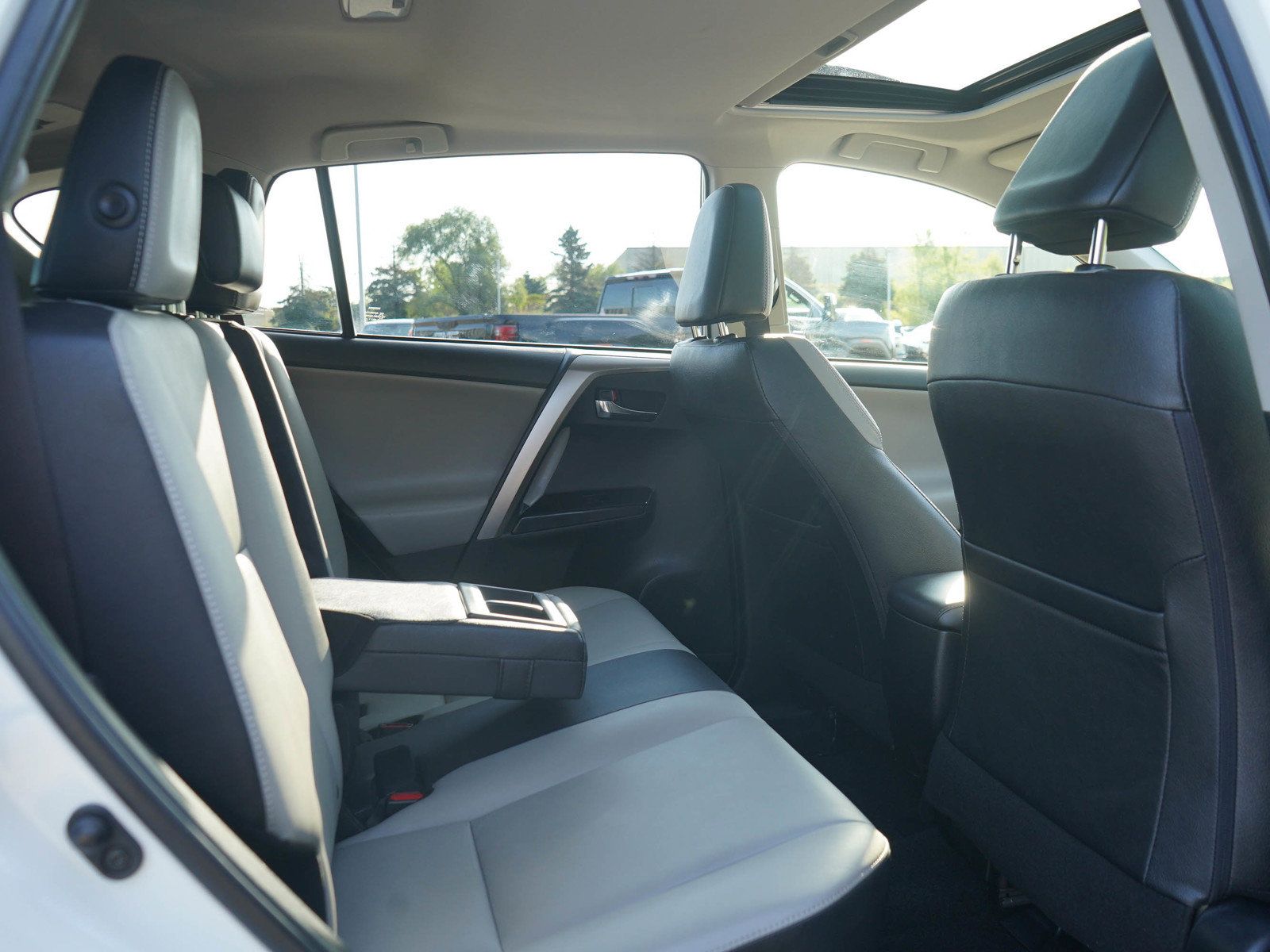 Used 2018 Toyota RAV4 Limited AWD/4WD image 12