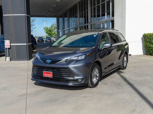 Used 2025 Toyota Sienna XLE w/ XLE Plus Package AWD/4WD image 3