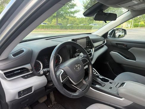 Used 2022 Toyota Highlander LE FWD image 8
