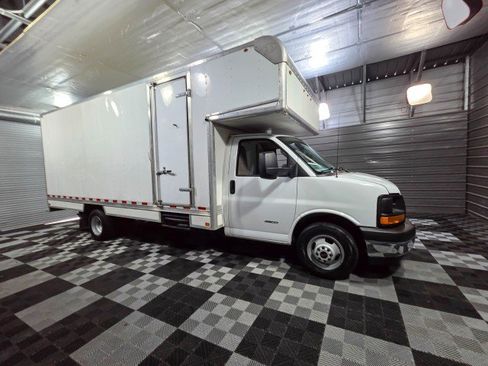 Used 2017 GMC Savana 4500 RWD image 9