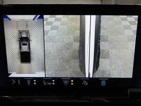 Used 2025 Chevrolet Silverado 2500 ZR2 w/ Technology Package image 22