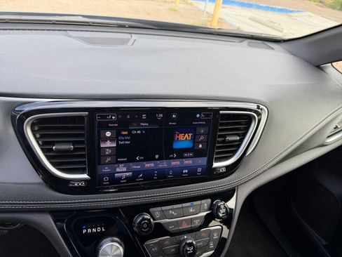 Used 2025 Chrysler Pacifica Limited image 21