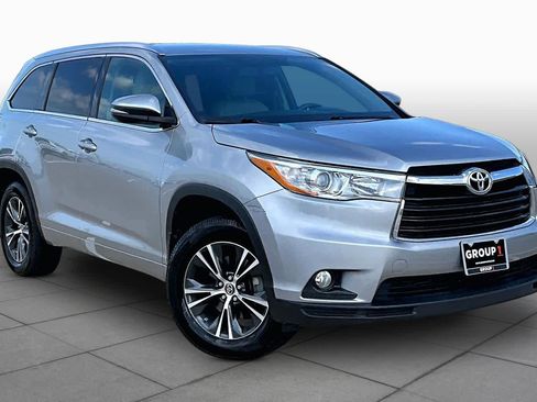 Used 2016 Toyota Highlander XLE AWD/4WD image 3
