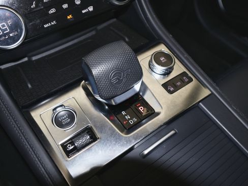 Used 2021 Jaguar F-PACE SVR image 36