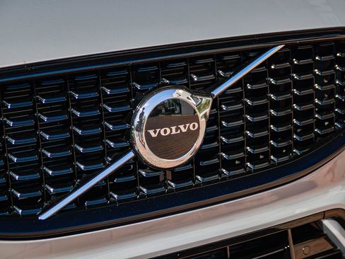 Used 2025 Volvo XC60 B5 Core AWD/4WD image 12