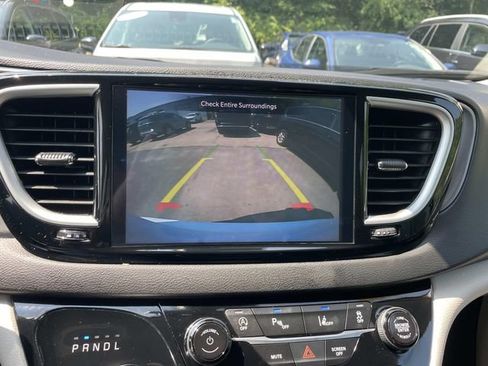 Used 2024 Chrysler Pacifica Touring-L FWD image 24