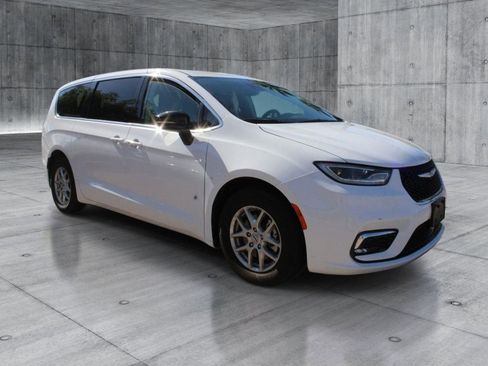 Used 2024 Chrysler Pacifica Touring-L FWD image 7