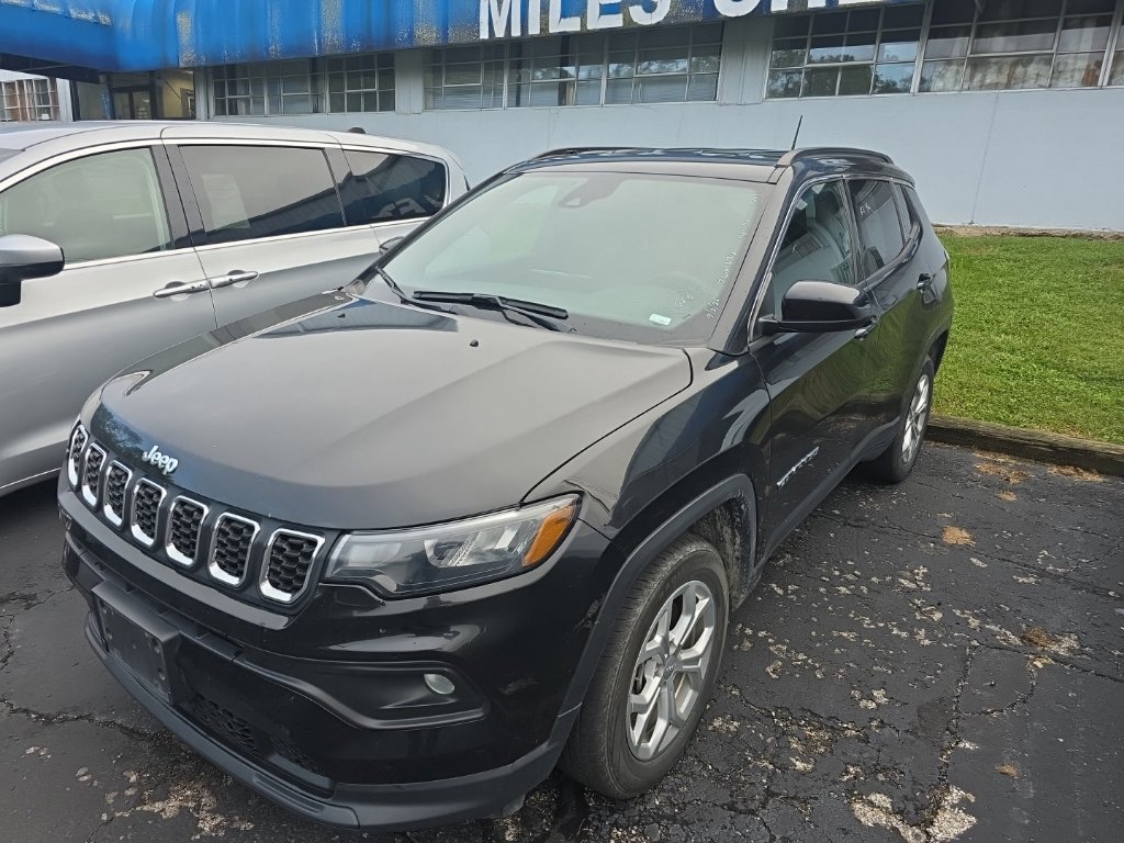 Used 2024 Jeep Compass Latitude AWD/4WD image 3