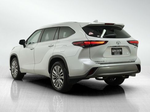 Used 2025 Toyota Highlander Platinum AWD/4WD image 3