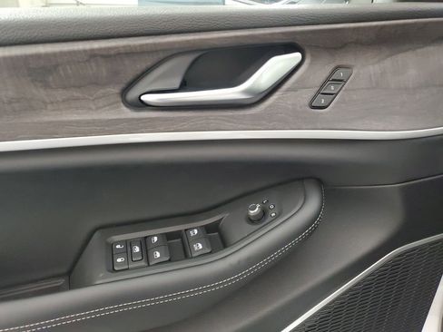 New 2025 Jeep Grand Cherokee Limited w/ Black Appearance Package image 28