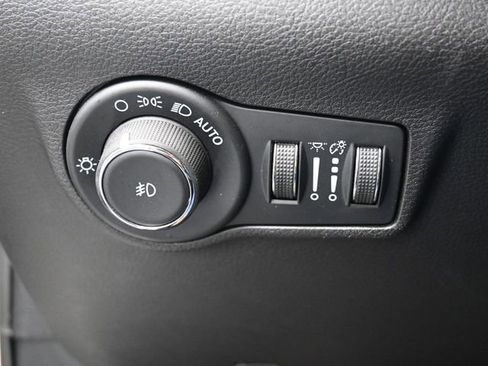 Used 2025 Jeep Compass Limited image 33