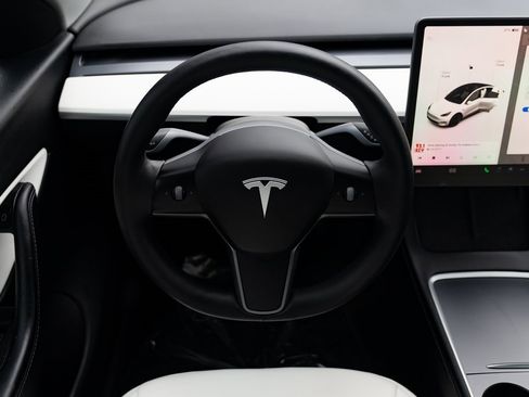 Used 2021 Tesla Model Y Long Range image 11