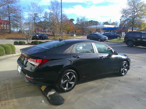 Used 2023 Hyundai Elantra SEL w/ Convenience Package image 13
