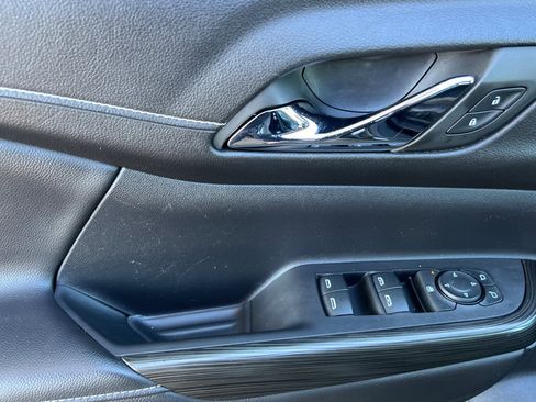 Used 2023 GMC Acadia SLT image 8