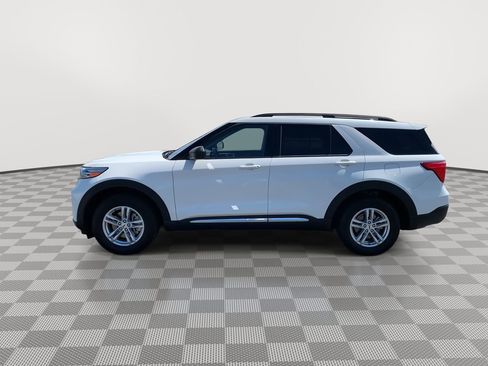 Used 2022 Ford Explorer XLT w/ Equipment Group 202A image 4