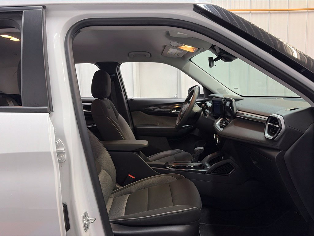 Used 2025 Chevrolet TrailBlazer LT AWD/4WD image 21
