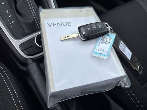 Certified 2023 Hyundai Venue SEL image 38