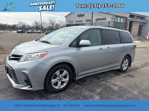 Used 2020 Toyota Sienna LE image 1