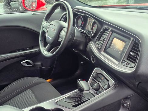 Used 2015 Dodge Challenger SXT image 32