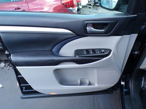 Used 2016 Toyota Highlander XLE image 17