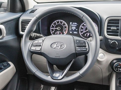 Used 2020 Hyundai Venue image 16