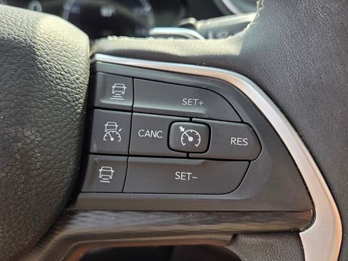 Used 2025 Jeep Grand Cherokee Altitude RWD image 22