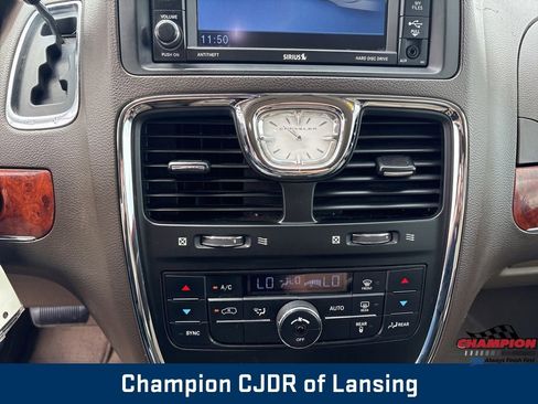 Used 2012 Chrysler Town & Country Touring w/ Entertainment Group #1 FWD image 23