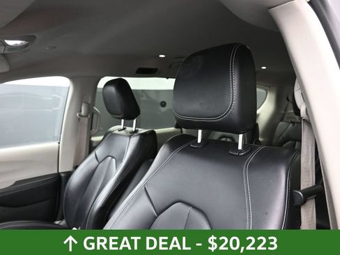 Used 2023 Chrysler Pacifica Touring-L FWD image 21
