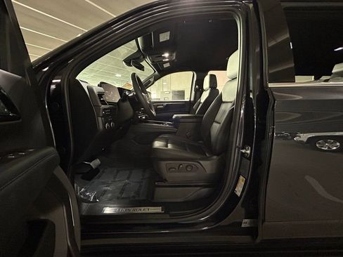 Used 2025 Chevrolet Suburban LT image 15