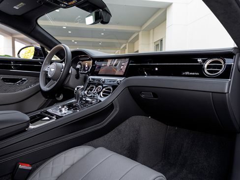 Used 2023 Bentley Continental GT Azure image 4