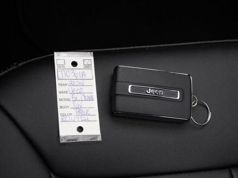 Used 2024 Jeep Grand Cherokee Limited w/ Black Appearance Package image 30