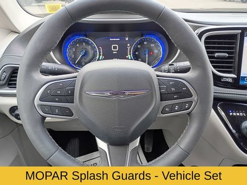 Used 2023 Chrysler Pacifica Touring-L w/ Uconnect Theater Family Group AWD/4WD image 15