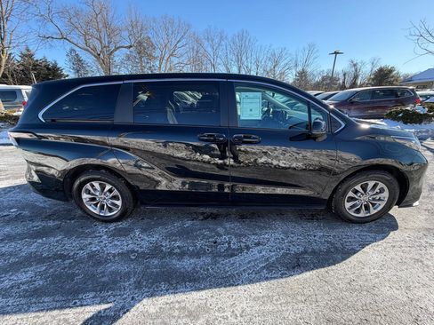 Used 2024 Toyota Sienna LE image 7