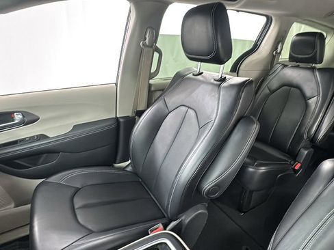 Used 2024 Chrysler Pacifica Touring-L image 13