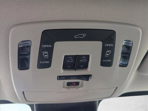 Used 2025 Toyota Sienna XLE FWD image 21