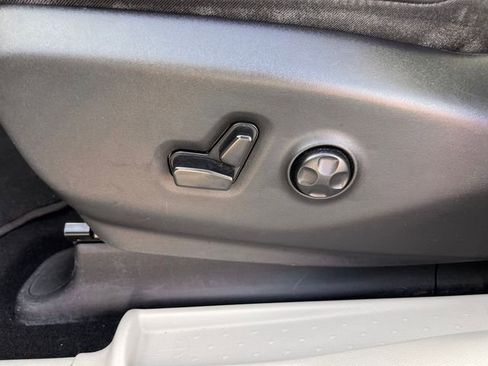 Used 2024 Chrysler Pacifica Select image 15